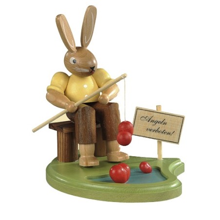 Hase Angler am Teich farbig lasiert, klein, 8cm