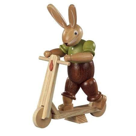Hase auf Roller farbig lasiert, klein, 11cm