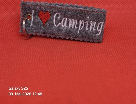 Schlüsselanhäger Filz Grau Bestickt " I LOVE Camping "